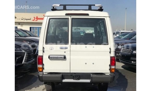 Sayi Imported Toyota Land Cruiser White Mota in Import - Dubai a Ashanti Sayi Imported Toyota Land Cruiser White Mota in Import - Dubai a Ashanti