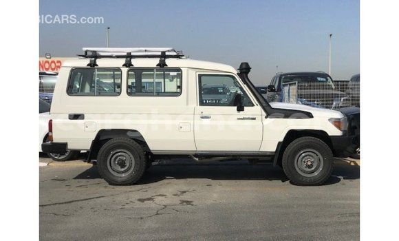 Sayi Imported Toyota Land Cruiser White Mota in Import - Dubai a Ashanti Sayi Imported Toyota Land Cruiser White Mota in Import - Dubai a Ashanti