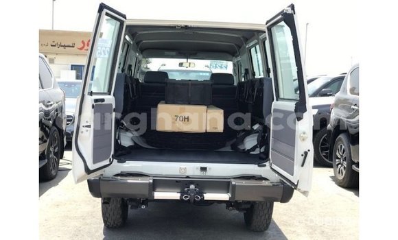 Buy Import Toyota Land Cruiser White Car in Import - Dubai in Ashanti Buy Import Toyota Land Cruiser White Car in Import - Dubai in Ashanti