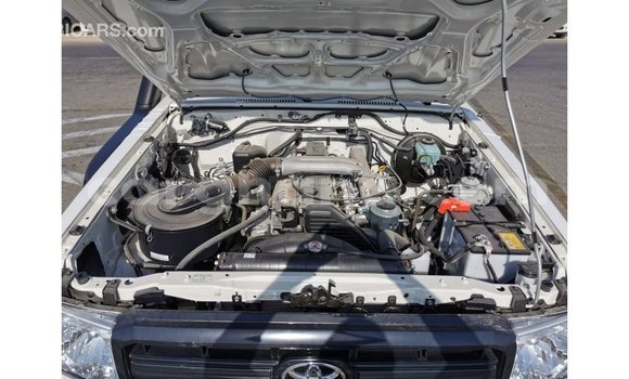 Sayi Imported Toyota Land Cruiser White Mota in Import - Dubai a Ashanti Sayi Imported Toyota Land Cruiser White Mota in Import - Dubai a Ashanti
