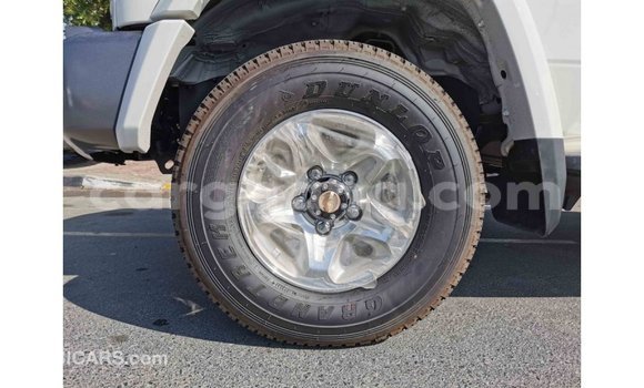 Sayi Imported Toyota Land Cruiser White Mota in Import - Dubai a Ashanti Sayi Imported Toyota Land Cruiser White Mota in Import - Dubai a Ashanti