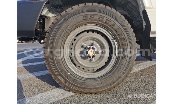 Sayi Imported Toyota Land Cruiser White Mota in Import - Dubai a Ashanti Sayi Imported Toyota Land Cruiser White Mota in Import - Dubai a Ashanti