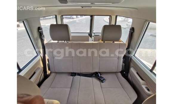 Sayi Imported Toyota Land Cruiser White Mota in Import - Dubai a Ashanti Sayi Imported Toyota Land Cruiser White Mota in Import - Dubai a Ashanti