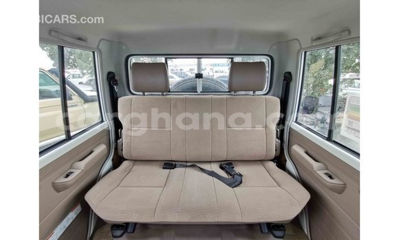 Ra Imported Toyota Land Cruiser funfun Ọkọ̀ in Import - Dubai ni Ashanti Ra Imported Toyota Land Cruiser funfun Ọkọ̀ in Import - Dubai ni Ashanti