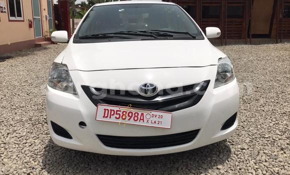 Ra Tuntun Toyota Yaris funfun Ọkọ̀ in Accra ni Greater Accra