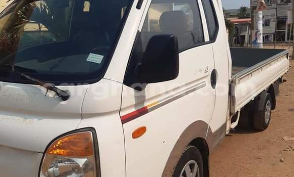 Ra Àlòkù Hyundai Pony funfun Ọkọ̀ in Sekondi ni Oorun