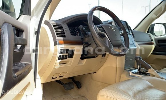 Sayi Imported Toyota Land Cruiser White Mota in Import - Dubai a Ashanti Sayi Imported Toyota Land Cruiser White Mota in Import - Dubai a Ashanti