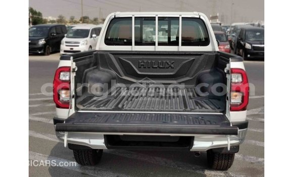 Sayi Imported Toyota Hilux White Mota in Import - Dubai a Ashanti Sayi Imported Toyota Hilux White Mota in Import - Dubai a Ashanti