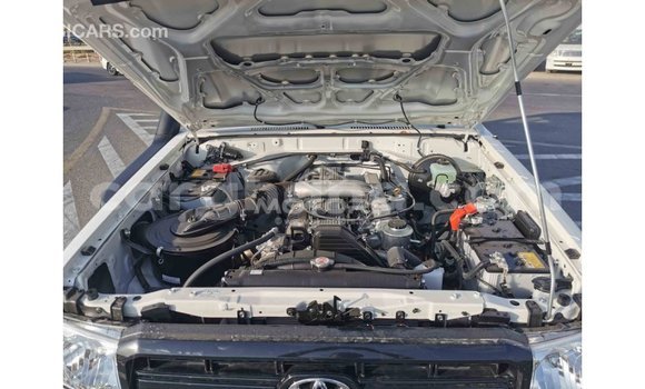Sayi Imported Toyota Land Cruiser White Mota in Import - Dubai a Ashanti Sayi Imported Toyota Land Cruiser White Mota in Import - Dubai a Ashanti