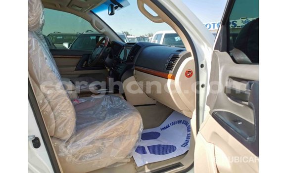 Sayi Imported Toyota Land Cruiser White Mota in Import - Dubai a Ashanti Sayi Imported Toyota Land Cruiser White Mota in Import - Dubai a Ashanti