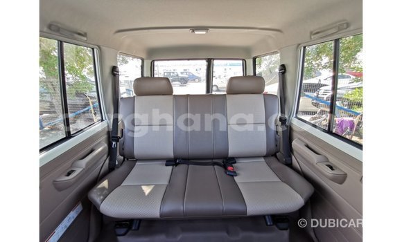 Buy Import Toyota Land Cruiser White Car in Import - Dubai in Ashanti Buy Import Toyota Land Cruiser White Car in Import - Dubai in Ashanti