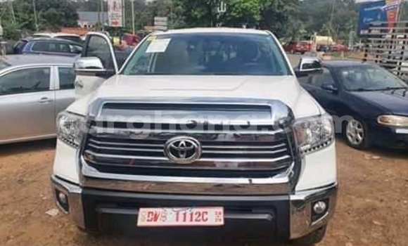 Ra Àlòkù Toyota Tundra funfun Ọkọ̀ in Accra ni Greater Accra