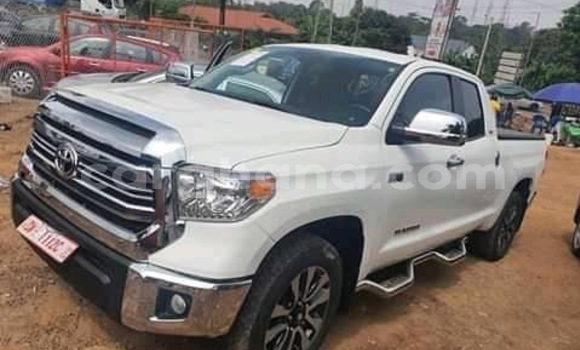 Sayi Na hannu Toyota Tundra White Mota in Accra a Greater Accra Sayi Na hannu Toyota Tundra White Mota in Accra a Greater Accra