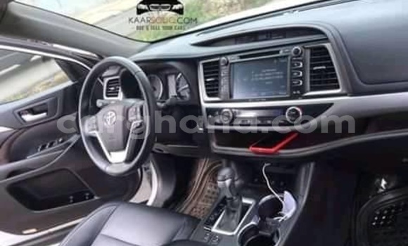 Sayi Na hannu Toyota Tundra White Mota in Accra a Greater Accra Sayi Na hannu Toyota Tundra White Mota in Accra a Greater Accra