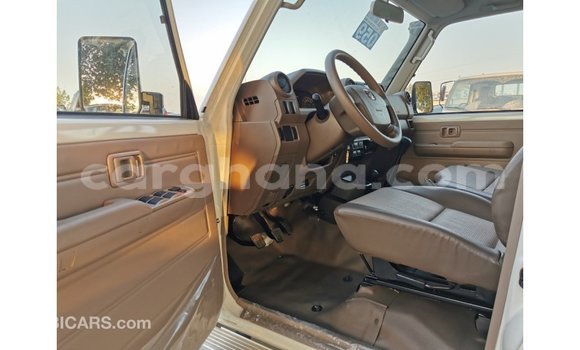 Sayi Imported Toyota Land Cruiser White Mota in Import - Dubai a Ashanti Sayi Imported Toyota Land Cruiser White Mota in Import - Dubai a Ashanti