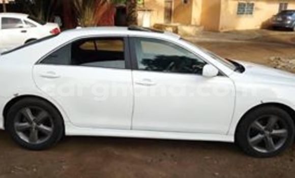 Sayi Na hannu Toyota Camry White Mota in Accra a Greater Accra Sayi Na hannu Toyota Camry White Mota in Accra a Greater Accra