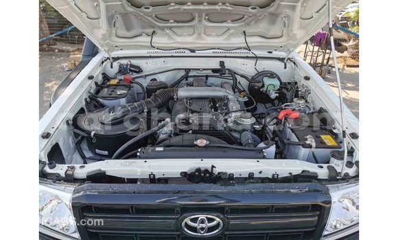 Sayi Imported Toyota Land Cruiser White Mota in Import - Dubai a Ashanti Sayi Imported Toyota Land Cruiser White Mota in Import - Dubai a Ashanti
