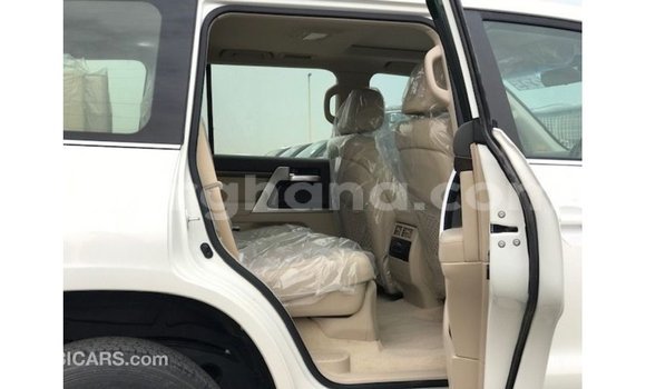 Sayi Imported Toyota Land Cruiser White Mota in Import - Dubai a Ashanti Sayi Imported Toyota Land Cruiser White Mota in Import - Dubai a Ashanti