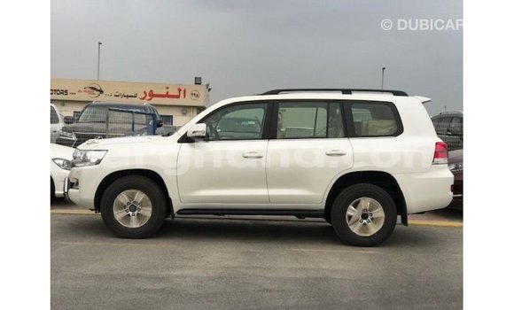 Sayi Imported Toyota Land Cruiser White Mota in Import - Dubai a Ashanti Sayi Imported Toyota Land Cruiser White Mota in Import - Dubai a Ashanti