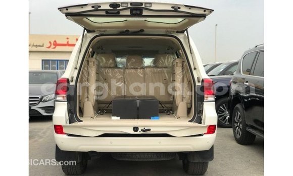 Sayi Imported Toyota Land Cruiser White Mota in Import - Dubai a Ashanti Sayi Imported Toyota Land Cruiser White Mota in Import - Dubai a Ashanti