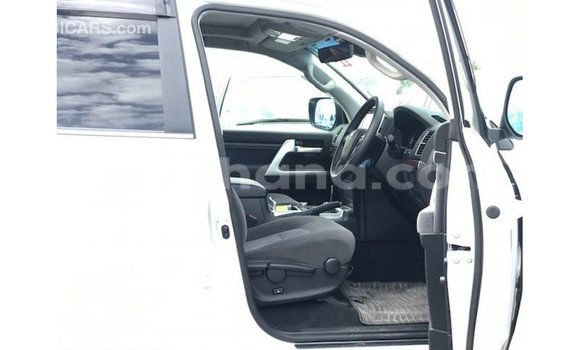 Sayi Imported Toyota Land Cruiser White Mota in Import - Dubai a Ashanti Sayi Imported Toyota Land Cruiser White Mota in Import - Dubai a Ashanti