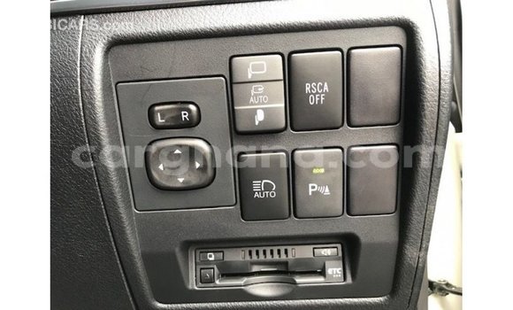 Sayi Imported Toyota Land Cruiser White Mota in Import - Dubai a Ashanti Sayi Imported Toyota Land Cruiser White Mota in Import - Dubai a Ashanti