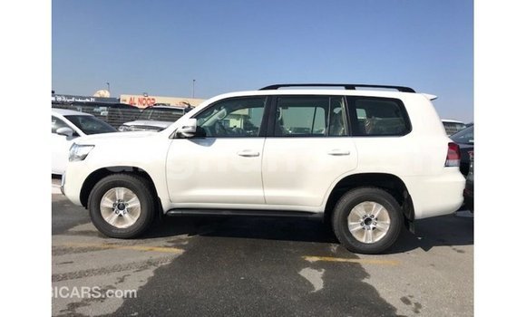Sayi Imported Toyota Land Cruiser White Mota in Import - Dubai a Ashanti Sayi Imported Toyota Land Cruiser White Mota in Import - Dubai a Ashanti