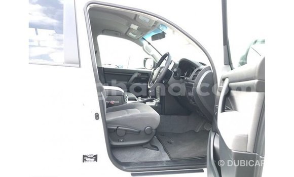 Sayi Imported Toyota Land Cruiser White Mota in Import - Dubai a Ashanti Sayi Imported Toyota Land Cruiser White Mota in Import - Dubai a Ashanti
