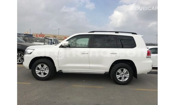 Sayi Imported Toyota Land Cruiser White Mota in Import - Dubai a Ashanti Sayi Imported Toyota Land Cruiser White Mota in Import - Dubai a Ashanti