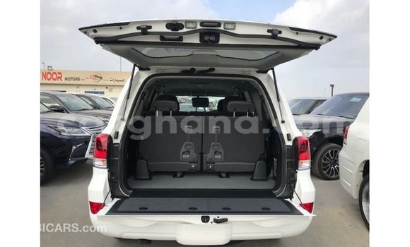 Sayi Imported Toyota Land Cruiser White Mota in Import - Dubai a Ashanti Sayi Imported Toyota Land Cruiser White Mota in Import - Dubai a Ashanti