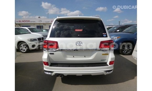 Sayi Imported Toyota Land Cruiser White Mota in Import - Dubai a Ashanti Sayi Imported Toyota Land Cruiser White Mota in Import - Dubai a Ashanti