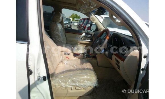 Sayi Imported Toyota Land Cruiser White Mota in Import - Dubai a Ashanti Sayi Imported Toyota Land Cruiser White Mota in Import - Dubai a Ashanti