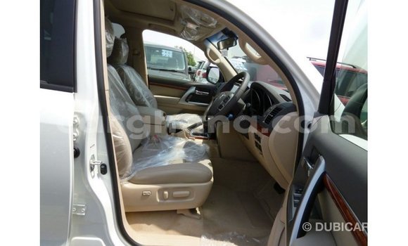 Sayi Imported Toyota Land Cruiser White Mota in Import - Dubai a Ashanti Sayi Imported Toyota Land Cruiser White Mota in Import - Dubai a Ashanti
