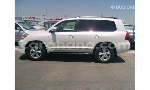 Sayi Imported Toyota Land Cruiser White Mota in Import - Dubai a Ashanti Sayi Imported Toyota Land Cruiser White Mota in Import - Dubai a Ashanti