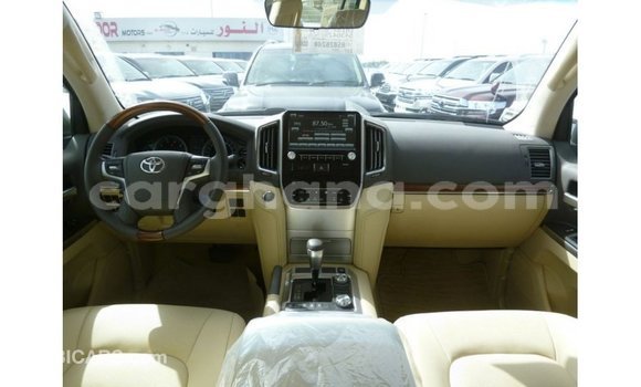Sayi Imported Toyota Land Cruiser White Mota in Import - Dubai a Ashanti Sayi Imported Toyota Land Cruiser White Mota in Import - Dubai a Ashanti