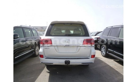 Sayi Imported Toyota Land Cruiser White Mota in Import - Dubai a Ashanti Sayi Imported Toyota Land Cruiser White Mota in Import - Dubai a Ashanti