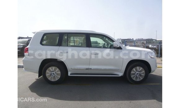 Sayi Imported Toyota Land Cruiser White Mota in Import - Dubai a Ashanti Sayi Imported Toyota Land Cruiser White Mota in Import - Dubai a Ashanti