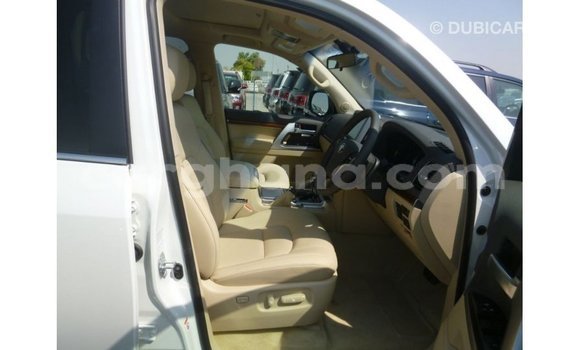 Sayi Imported Toyota Land Cruiser White Mota in Import - Dubai a Ashanti Sayi Imported Toyota Land Cruiser White Mota in Import - Dubai a Ashanti