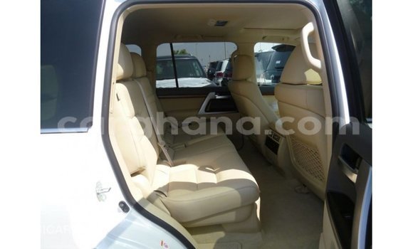Sayi Imported Toyota Land Cruiser White Mota in Import - Dubai a Ashanti Sayi Imported Toyota Land Cruiser White Mota in Import - Dubai a Ashanti