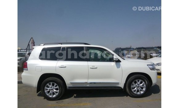 Sayi Imported Toyota Land Cruiser White Mota in Import - Dubai a Ashanti Sayi Imported Toyota Land Cruiser White Mota in Import - Dubai a Ashanti