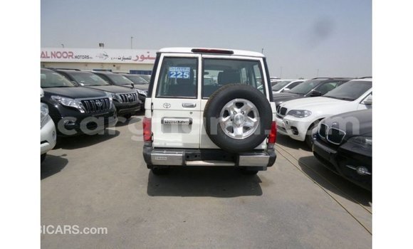 Ra Imported Toyota Land Cruiser funfun Ọkọ̀ in Import - Dubai ni Ashanti Ra Imported Toyota Land Cruiser funfun Ọkọ̀ in Import - Dubai ni Ashanti