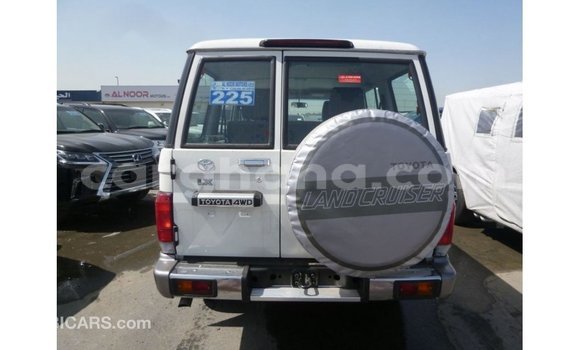 Sayi Imported Toyota Land Cruiser White Mota in Import - Dubai a Ashanti Sayi Imported Toyota Land Cruiser White Mota in Import - Dubai a Ashanti
