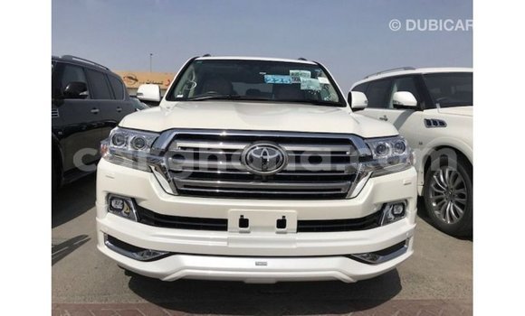 Sayi Imported Toyota Land Cruiser White Mota in Import - Dubai a Ashanti Sayi Imported Toyota Land Cruiser White Mota in Import - Dubai a Ashanti