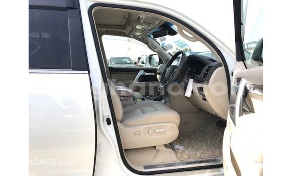 Sayi Imported Toyota Land Cruiser White Mota in Import - Dubai a Ashanti Sayi Imported Toyota Land Cruiser White Mota in Import - Dubai a Ashanti