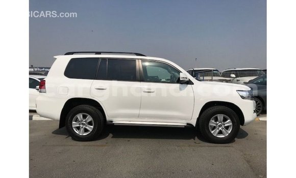Sayi Imported Toyota Land Cruiser White Mota in Import - Dubai a Ashanti Sayi Imported Toyota Land Cruiser White Mota in Import - Dubai a Ashanti