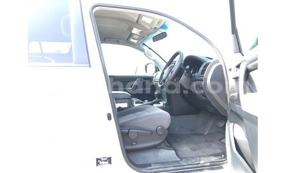 Sayi Imported Toyota Land Cruiser White Mota in Import - Dubai a Ashanti Sayi Imported Toyota Land Cruiser White Mota in Import - Dubai a Ashanti
