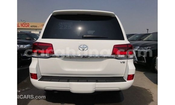 Sayi Imported Toyota Land Cruiser White Mota in Import - Dubai a Ashanti Sayi Imported Toyota Land Cruiser White Mota in Import - Dubai a Ashanti