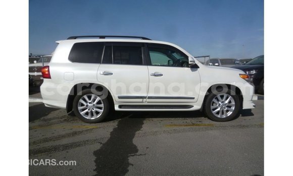 Sayi Imported Toyota Land Cruiser White Mota in Import - Dubai a Ashanti Sayi Imported Toyota Land Cruiser White Mota in Import - Dubai a Ashanti