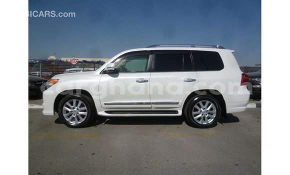Sayi Imported Toyota Land Cruiser White Mota in Import - Dubai a Ashanti Sayi Imported Toyota Land Cruiser White Mota in Import - Dubai a Ashanti