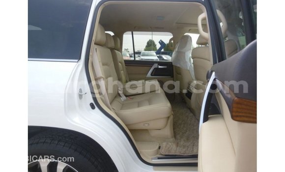 Sayi Imported Toyota Land Cruiser White Mota in Import - Dubai a Ashanti Sayi Imported Toyota Land Cruiser White Mota in Import - Dubai a Ashanti
